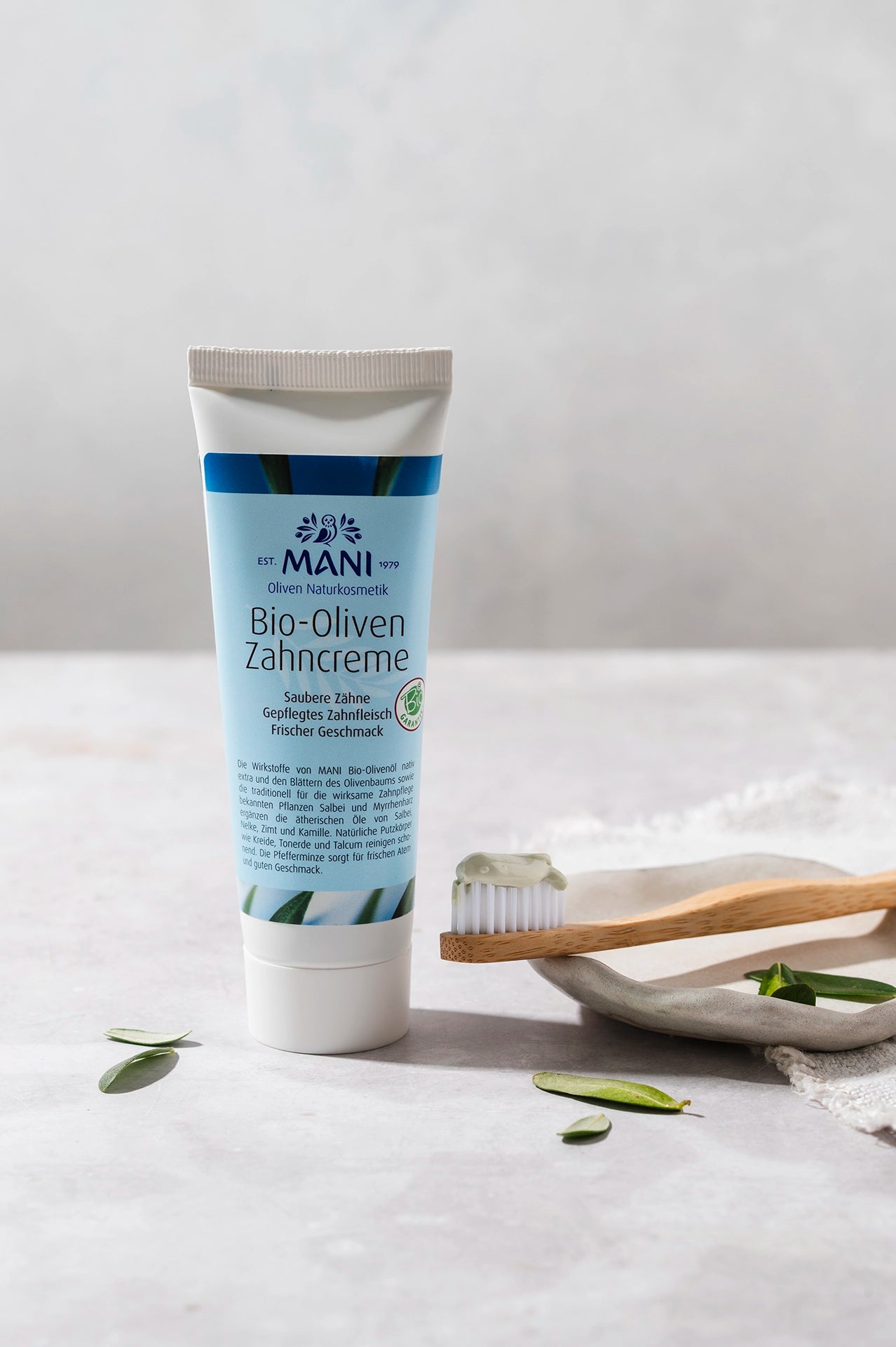 Bio Oliven Zahncreme neben Zahnbürste