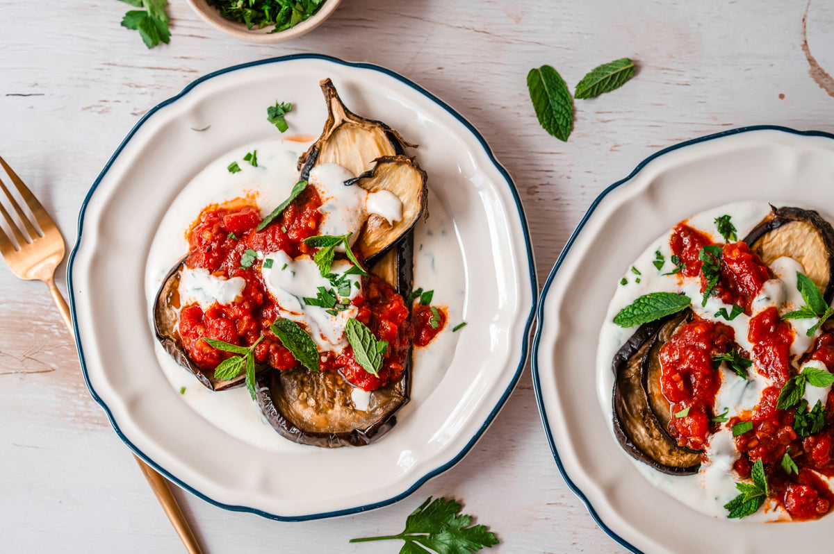 Auberginen mit Tomatensauce und Kräuterjoghurt