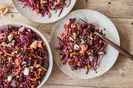 Herbstsalat mit Blaukraut, Karotte, Feta und knusprig gebackenen Linsen