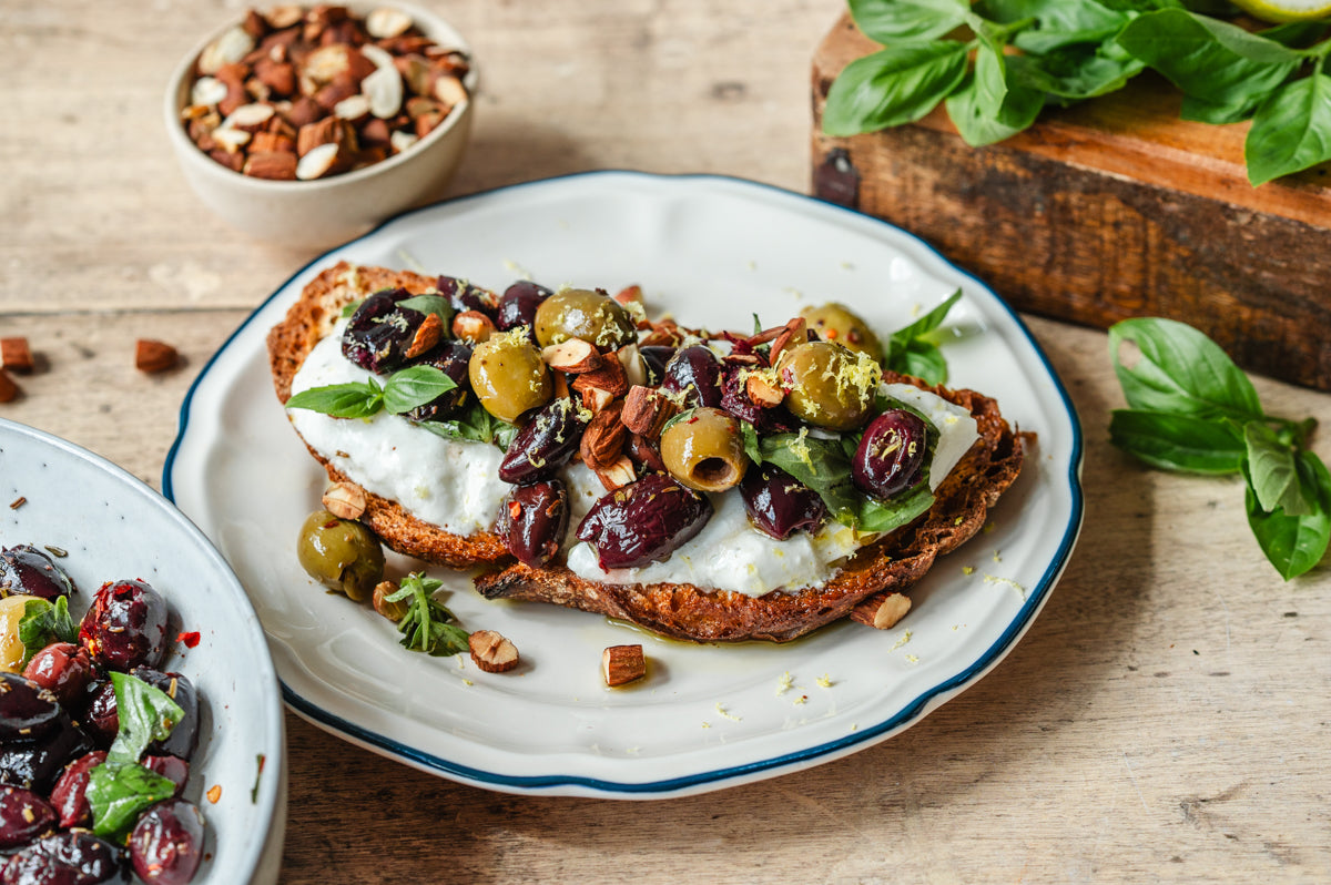 Oliven auf Toast mit Burrata