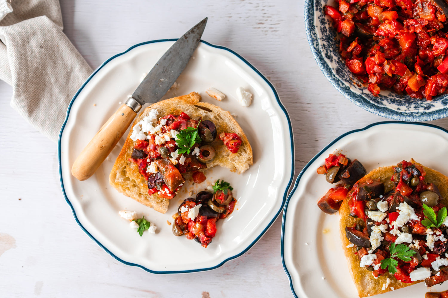 Caponata auf Weißbrot mit Feta