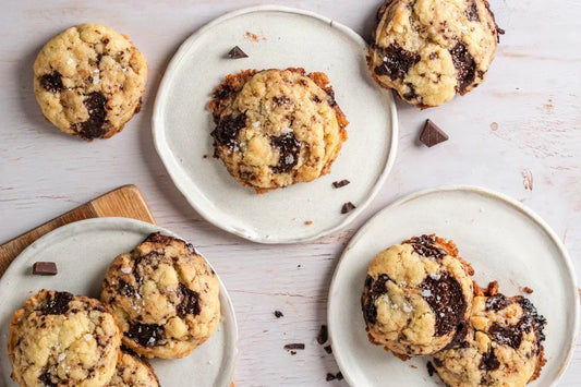 Cookies mit Schokolade und Meersalzflocken auf Tellern
