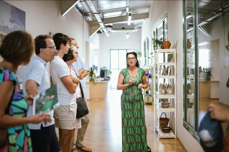 Eleni führt Besucher durch die MANI Produktion