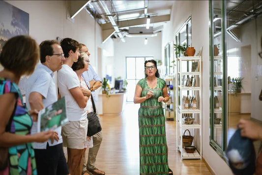 Eleni führt Besucher durch die MANI Produktion