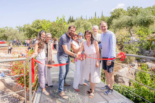 Familie Bläuel von MANI durchschneidet das rote Band