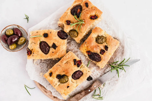 Focaccia mit Oliven und getrockneten Tomaten