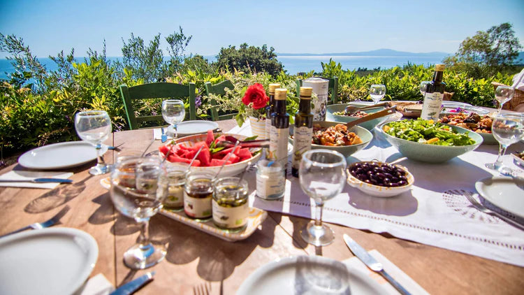 Gedeckter Tisch im Sonnenlink mit MANI Produkten