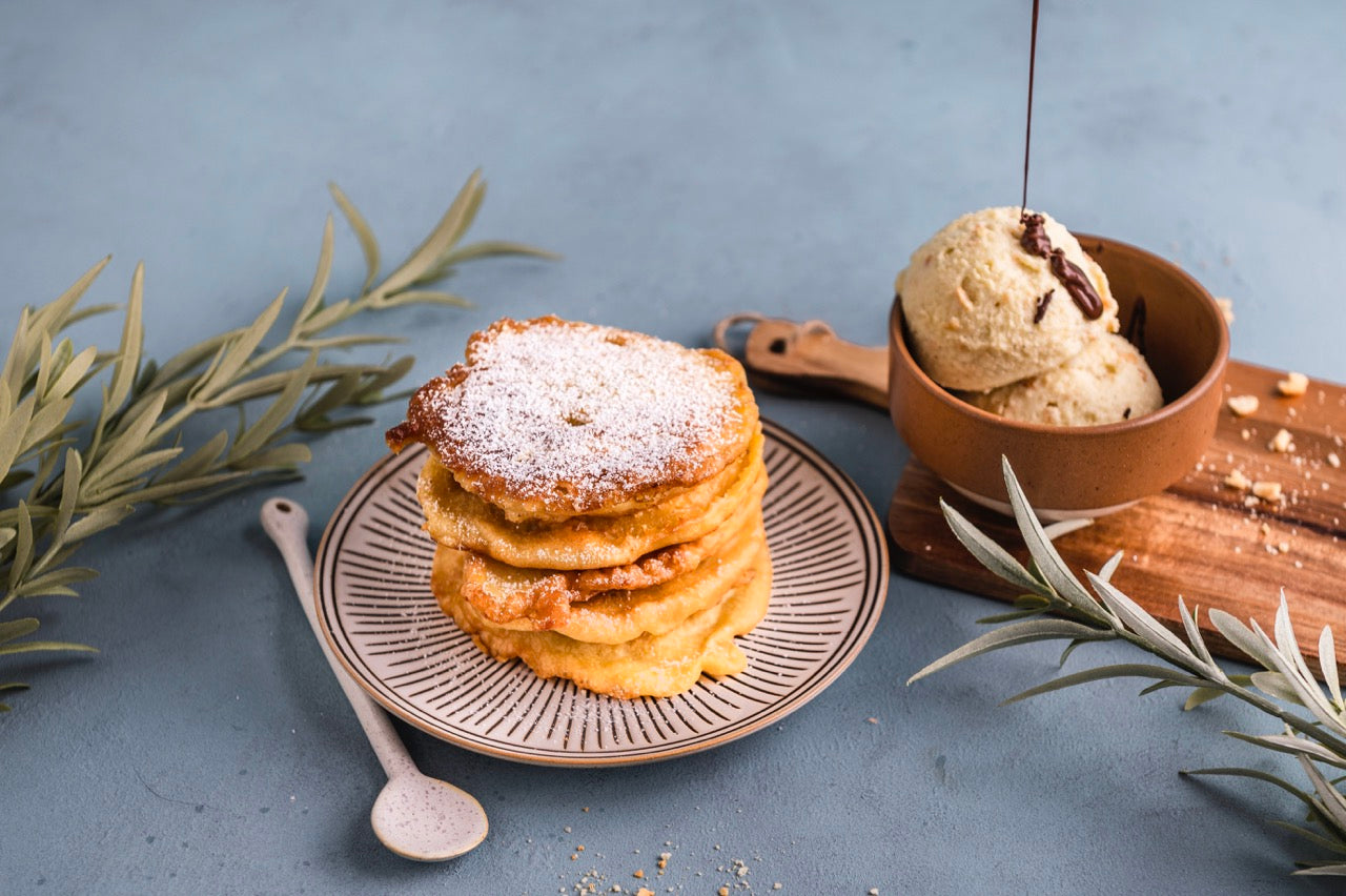 Gebackene Apfelringe mit crunchigem Olivenöl- Vanilleeis und scharfer Schokoladensauce