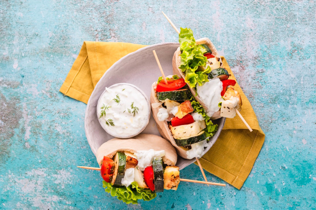 Pitabrote mit Halloumispießen und Tzatziki