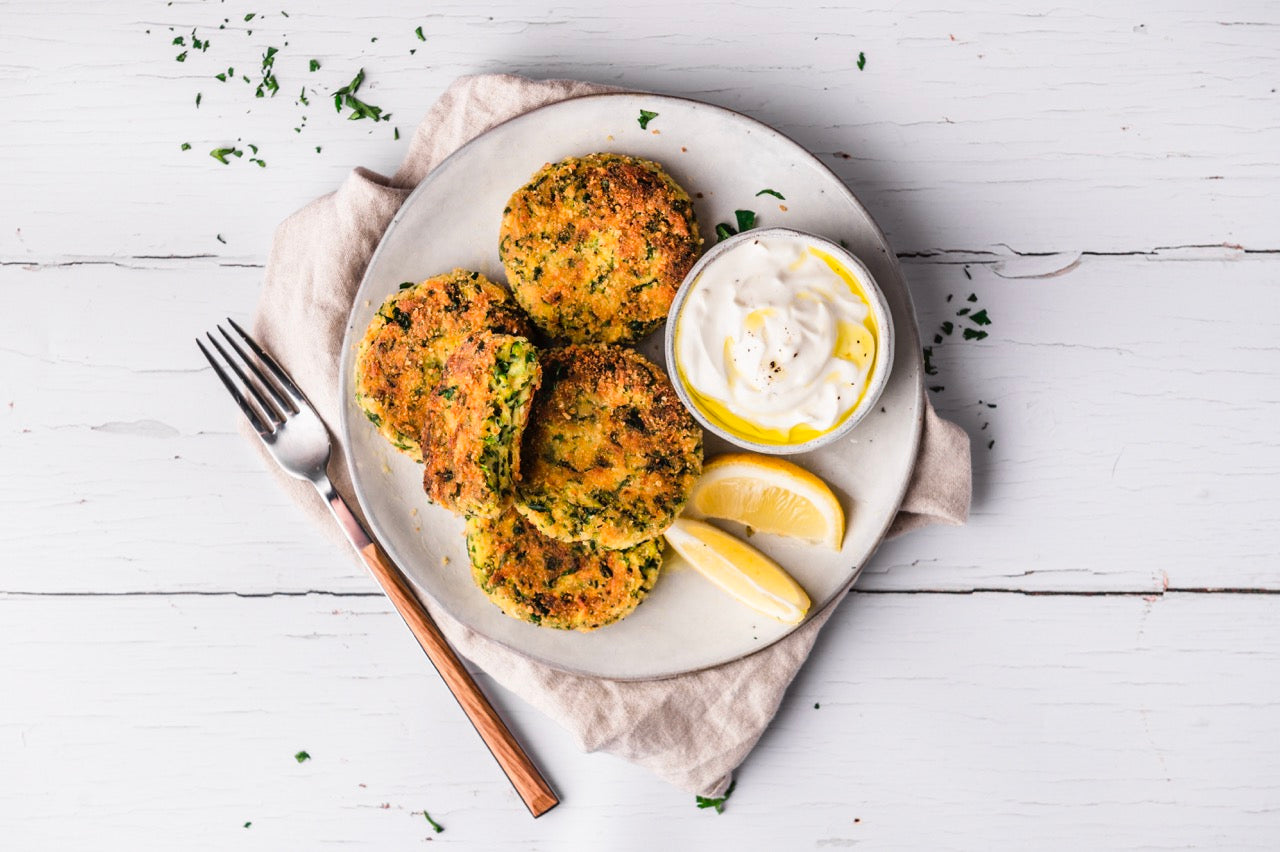 Zucchinitaler mit Joghurtdip