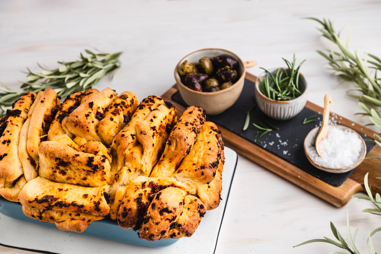 Zupfbrot mit getrockneten Tomaten und Oliven