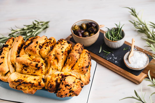 Zupfbrot mit getrockneten Tomaten und Oliven