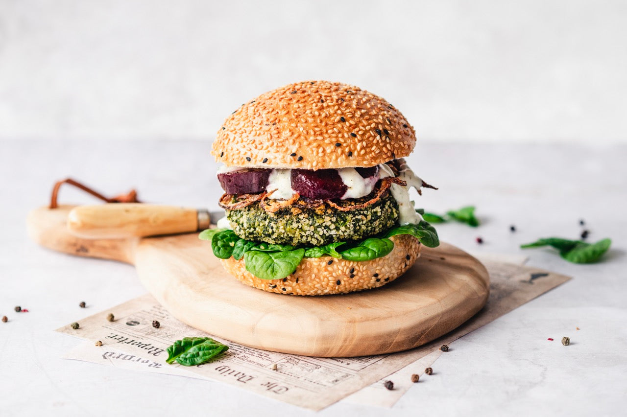 Veganer Burger mit Gemüse-Patty und roten Rüben