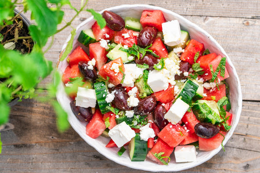 Wassermelonensalat mit Oliven, Feta und Gurke als Grillbeilage