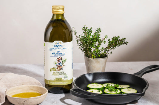 MANI Bläuel Der Küchenheld neben Pfanne mit gebratenen Zucchini