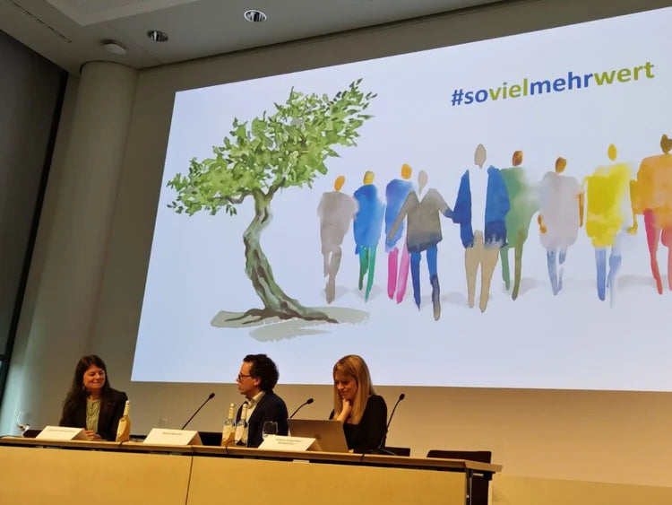 Julia Bläuel von MANI präsentiert das Crowdfunding Projekt