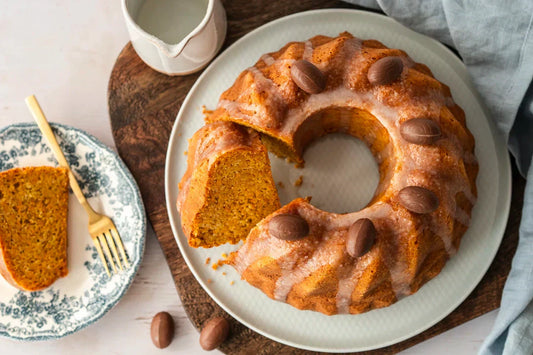 Saftiger Karottenkuchen für Ostern dekoriert