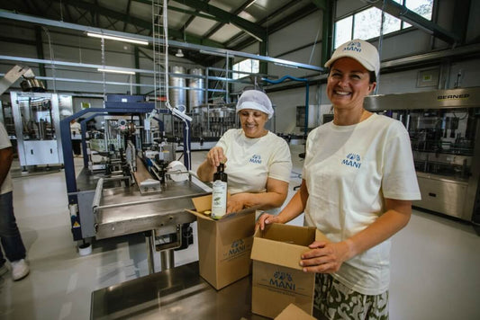 Kiki und Julia von MANI schlichten Kartons ein