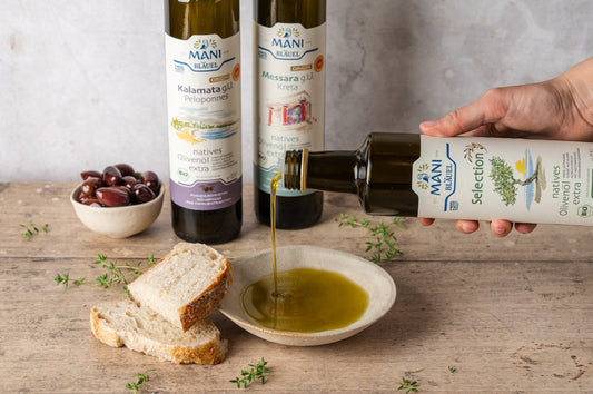 MANI Bläuel Olivenöle mit Schälchen Olivenöl und Brot
