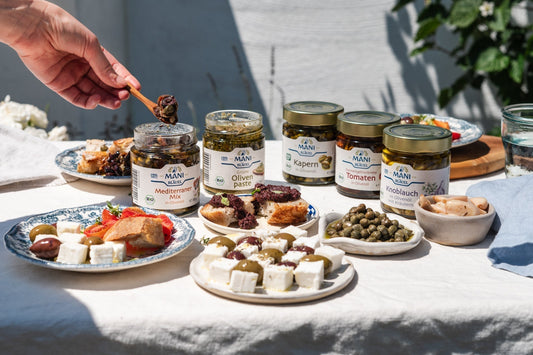 MANI Bläuel Mezes auf gedecktem Tisch im Garten