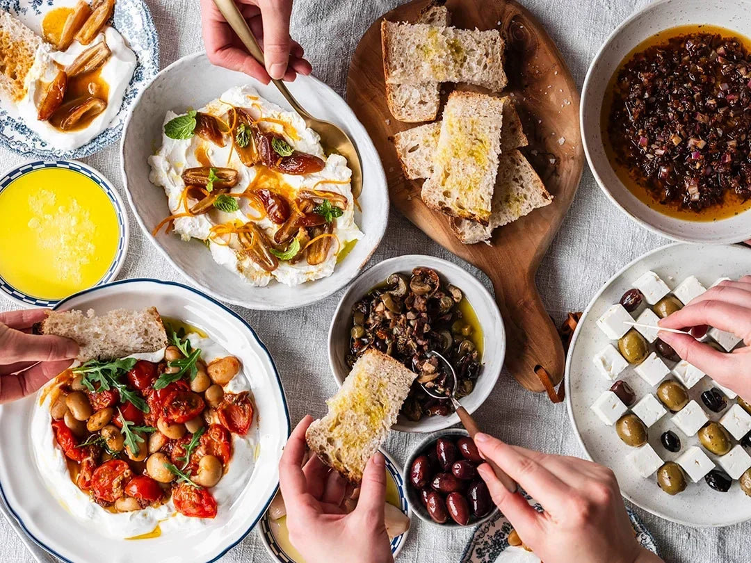 gedeckter Tisch mit verschiedenen Meze Party-Rezepten
