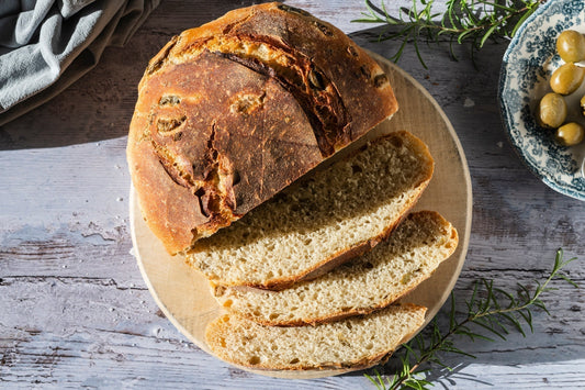 Olivenbrot mit MANI Bläuel grüne Oliven in Scheiben
