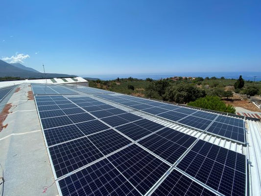 MANI Photovoltaikanlage mit Blick aufs Meer