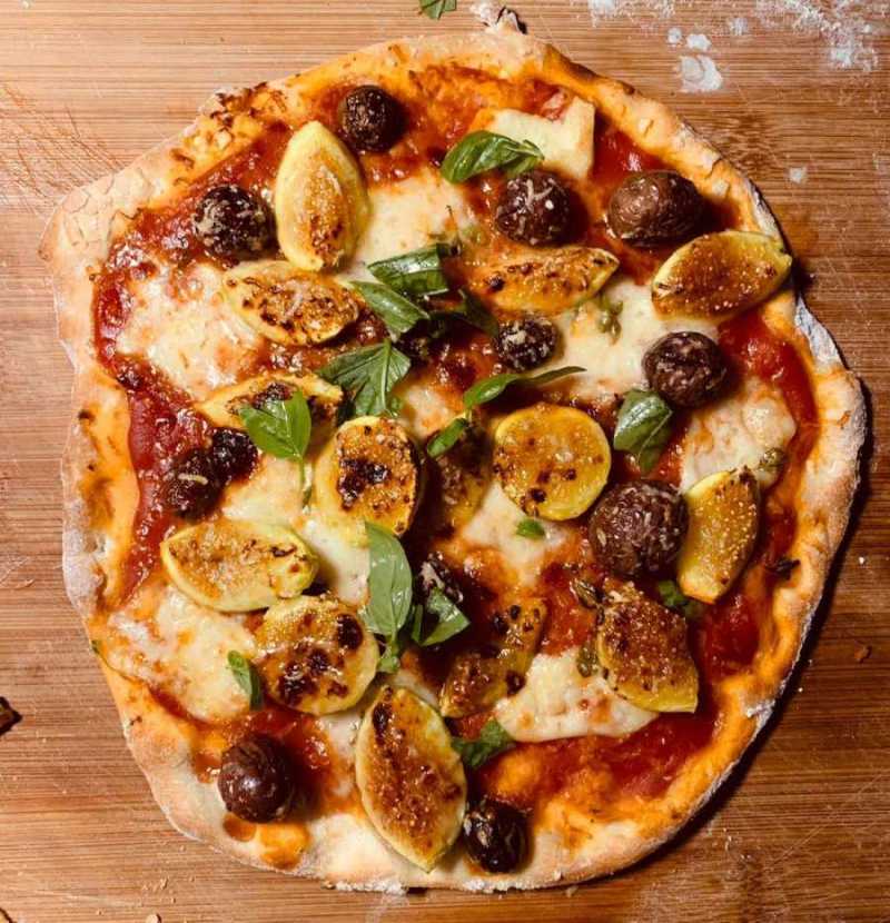 Pizza mit Feigen und Oliven