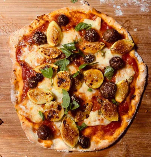 Pizza mit Feigen und Oliven
