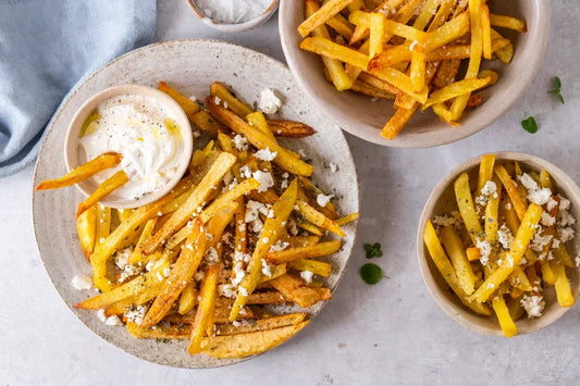 Patates Tiganites, traditionell griechische Pommes mit Oregano und Feta