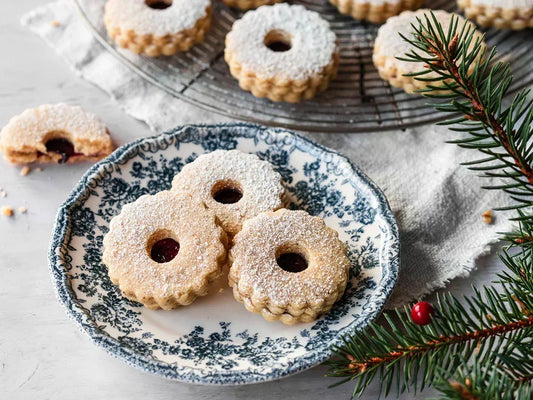 Spitzbuben Weihnachtskekse auf weihnachtlich gedecktem Tisch