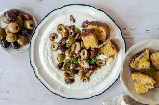 Whipped Feta mit warmen Oliven und geröstetem Brot