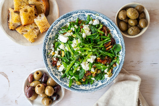 Zuckerschoten Salat mit geröstetem Brot und Oliven