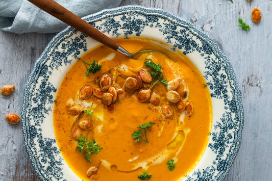 Kürbissuppe mit Petersilie, Kürbiskernen und MANI Olivenöl 