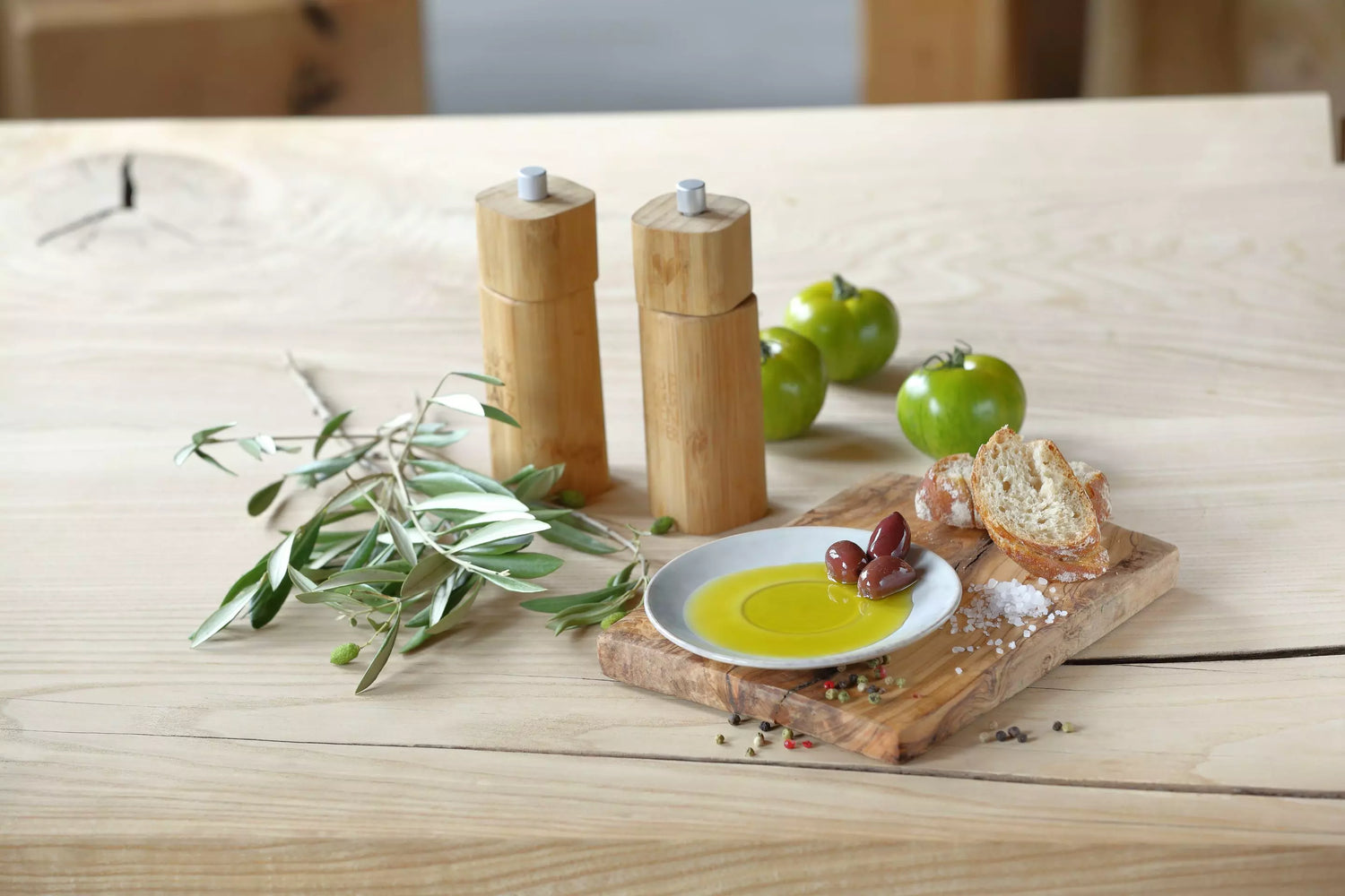 Gedeckter Tisch mit Olivenöl