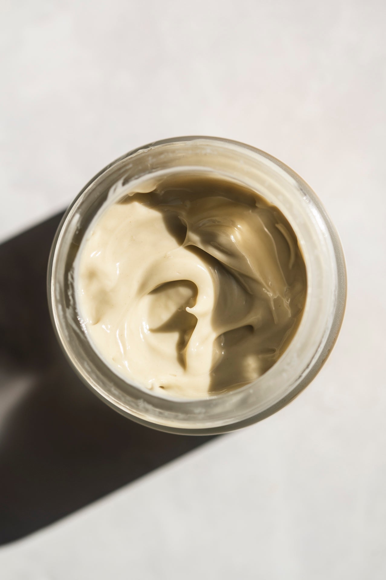 MANI Bio Olivencreme in geöffneter Dose