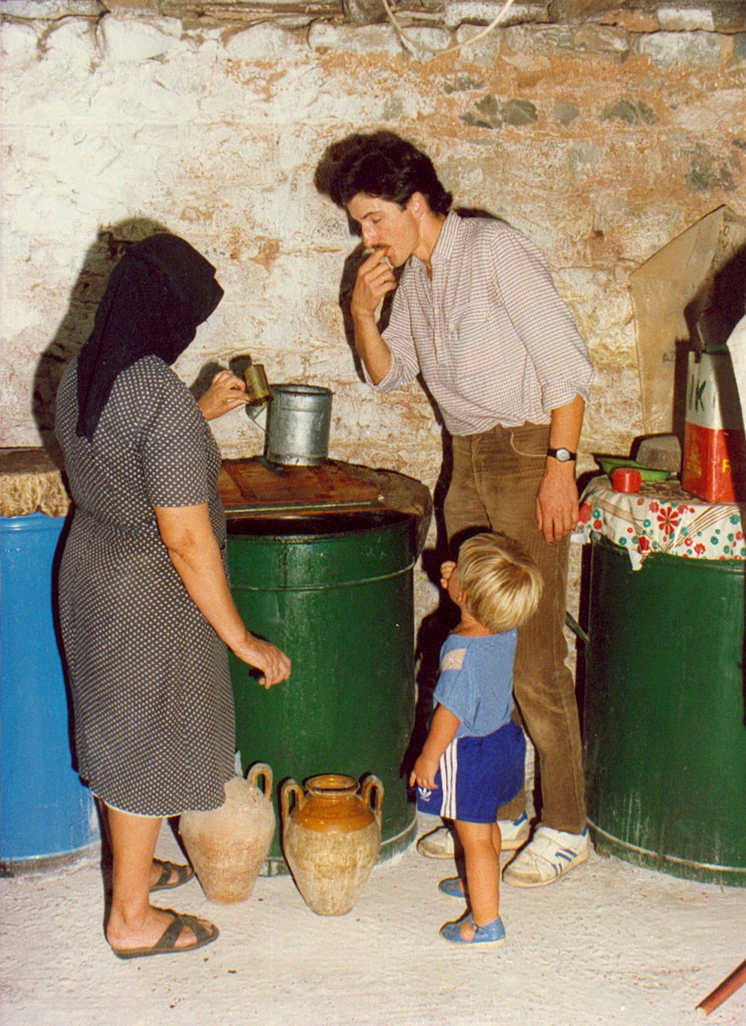 Fritz und Felix probieren Olivenöl in der alten Fabrik