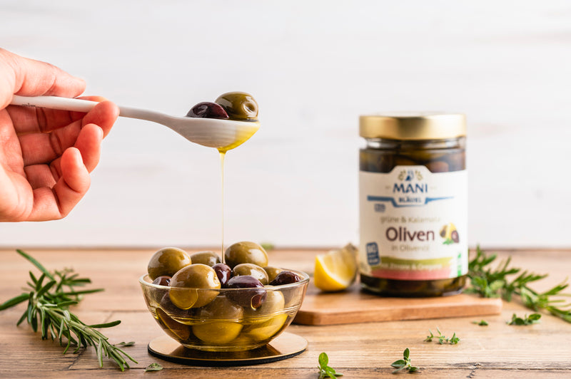 Mani grüne und Kalamata Oliven in Olivenöl 